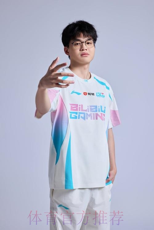 BLG官媒发布2026LPL定妆照part2:蓝粉小碧来袭 BLG官媒发布2026LPL定妆照part2:蓝粉小碧来袭