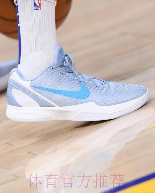 库里穿着凯特琳-克拉克专属灰蓝色科比6进行赛前热身